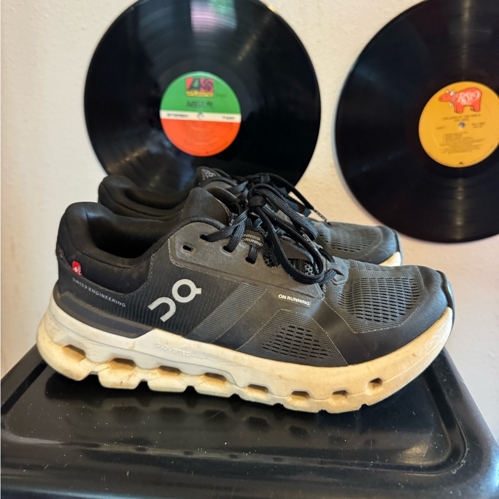 Women’s OnCloud Cloudrunner 2 Size 7.5
